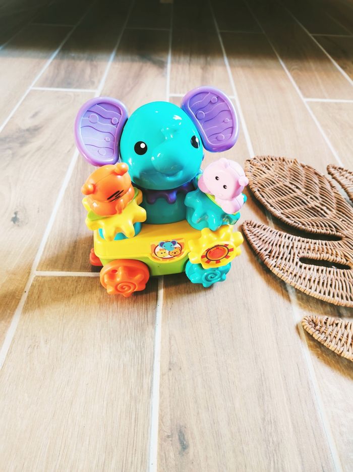 🐘Elephant à roulettes avec engrenages et petits animaux en plastique marque Vtech