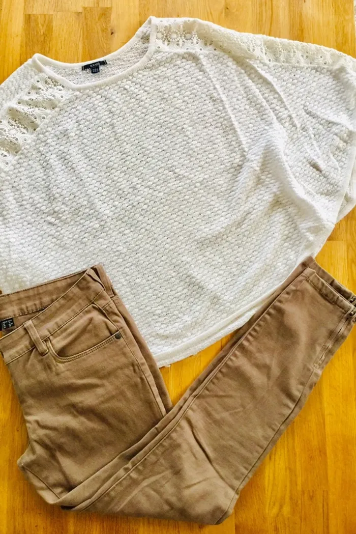 Ensemble petit pull blanc et slim beige