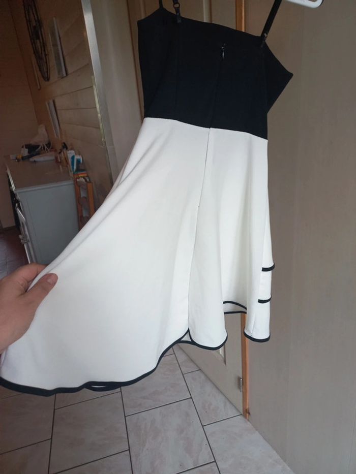 Robe noire et blanche - photo numéro 5