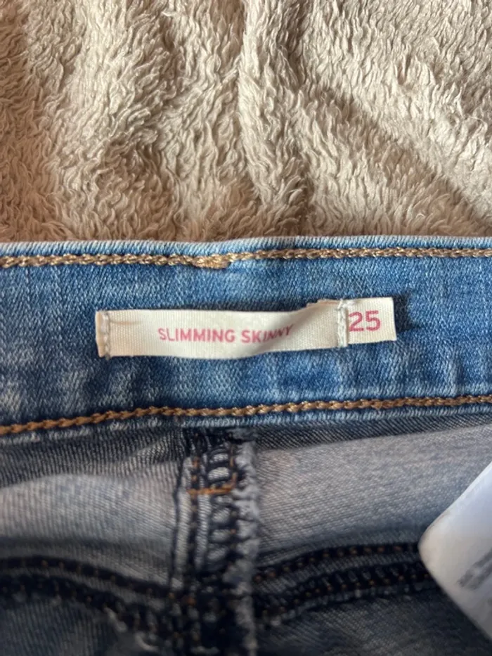 Jean levi’s blue ciel 399 slimming skinny W25 L32 - photo numéro 4