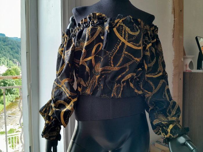 Haut à épaules dénudées manches longues motif chêne noir et dorée - photo numéro 2