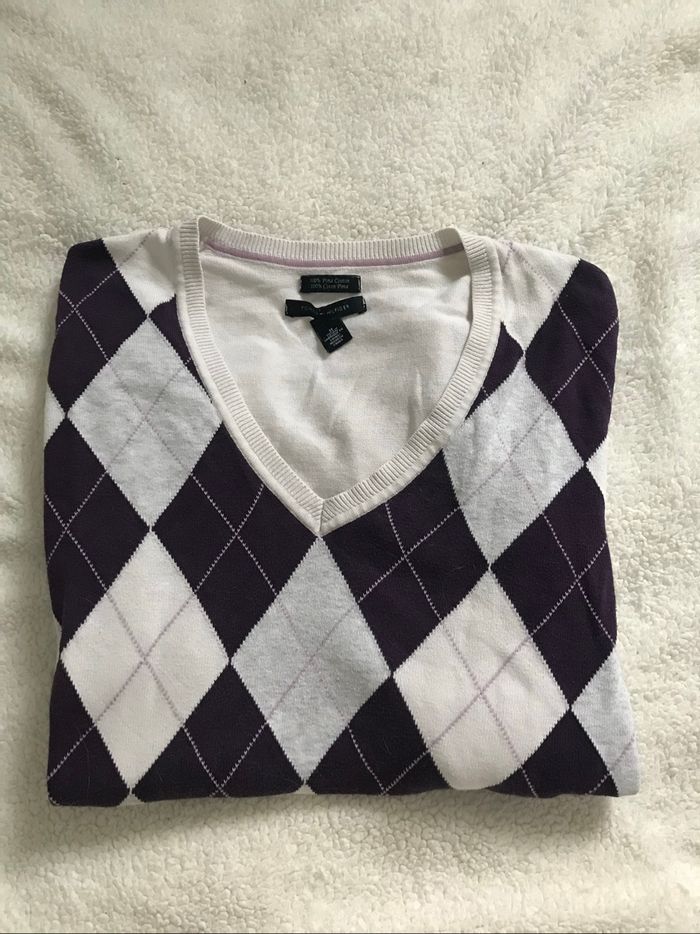 Pull à losange vintage violet et gris col V taille M Femme de la marque Tommy Hilfiger avec logo brodé sur manche droite