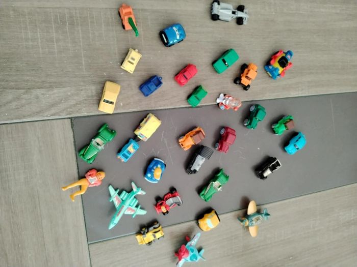 Lot ancien jouets kinder et autres