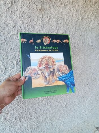 Livre dino dinosaure triceratops