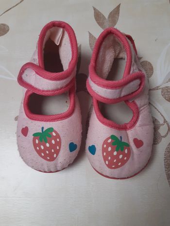 Pantoufles chaussons fraises pointure 19