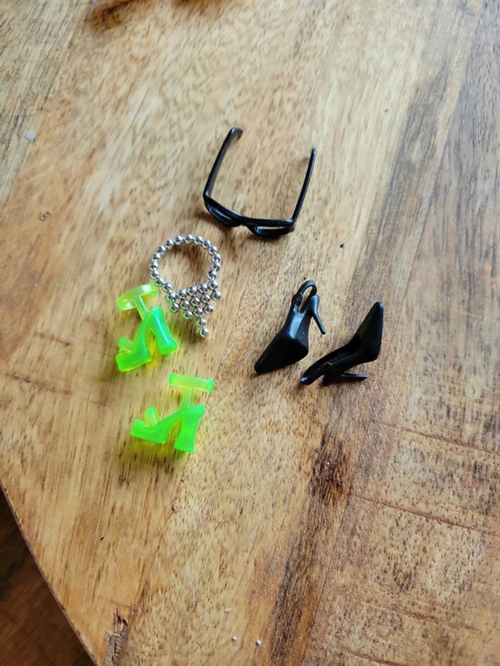 Lot accessoires barbie chaussures collier lunette