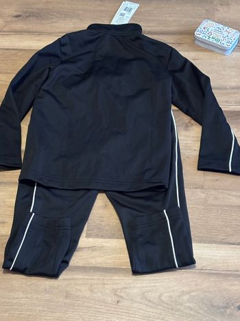 Je vend un survêtement mixte taille 5-6 ans neuf 