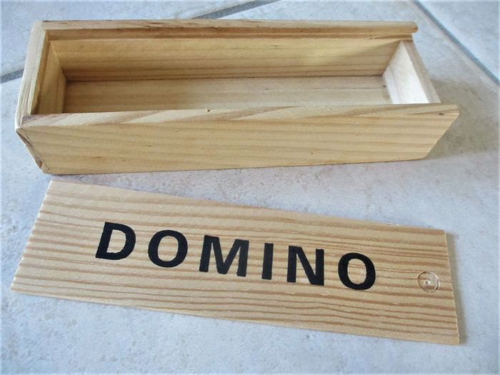 Jeu de dominos (28 pièces) dans boîte en bois - photo numéro 3