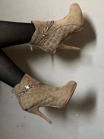 Bottines beige à talons aiguilles avec chaînes doré