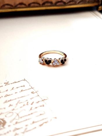 Magnifique bague alliance pierres blanches et noires