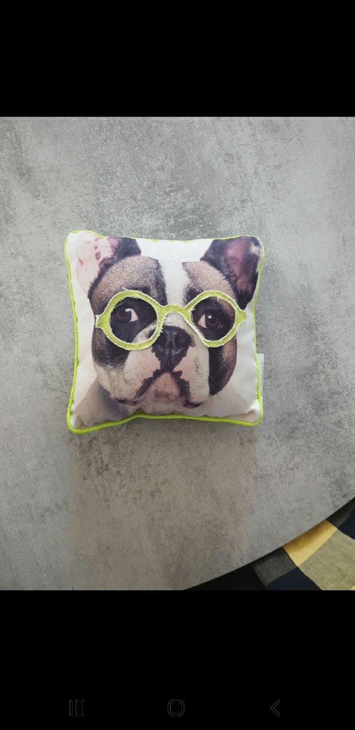 Tout petit coussin décoratif bouldogue