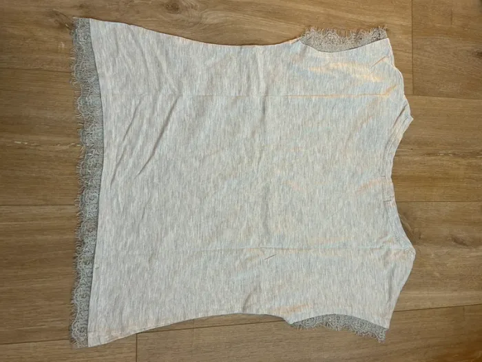 T-shirt gris avec détails en dentelle - photo numéro 3