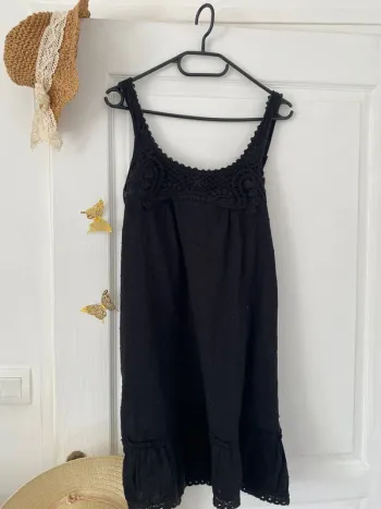Robe noire à bretelle