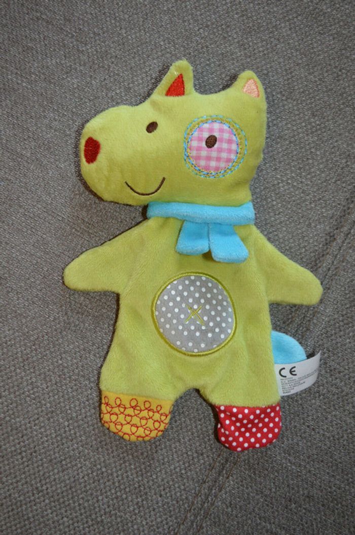 Doudou plat chien vert cocard rose vert bleu Nicotoy