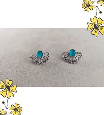 Boucles d’oreilles puces argentées – motif fleur turquoise - Collection Brume Bleue