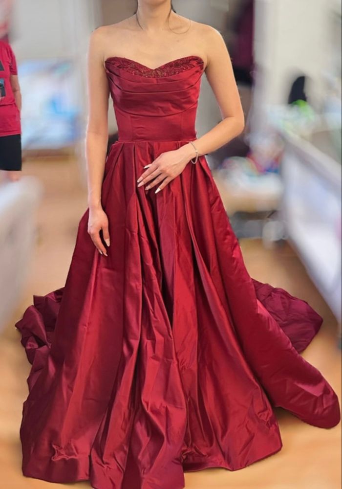 Robe de soirée rouge bordeaux bustier et manche en dentelle amovible
