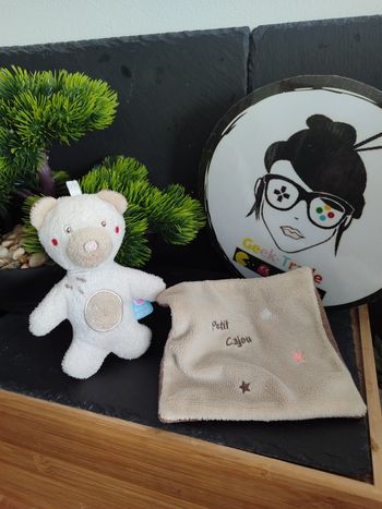 doudou ours mouchoir cajou beige marron étoiles rond rouge Sucre D'orge DD001338