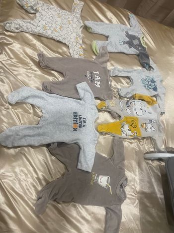 LOT DE 7 PYJAMAS BÉBÉ 1 MOIS COMME NEUF