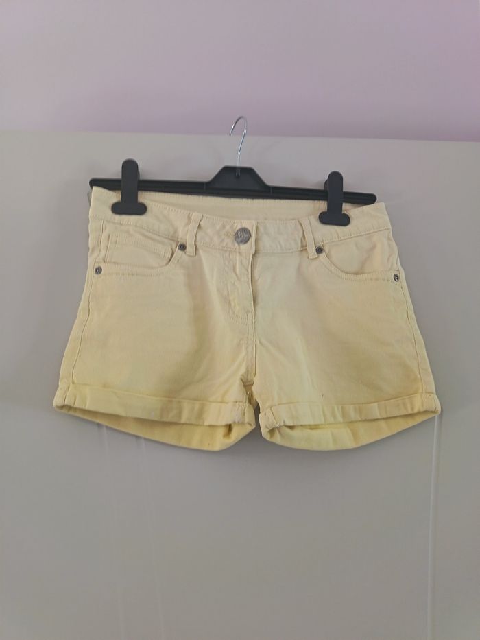 short jaune
