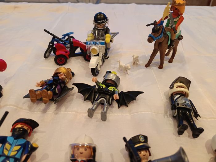 Playmobil ensemble d'environ 20 personnages et accessoires - photo numéro 7