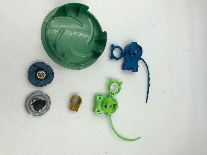 Mini arène + 2 lanceurs + 2 toupies Beyblade Hasbro - photo numéro 2