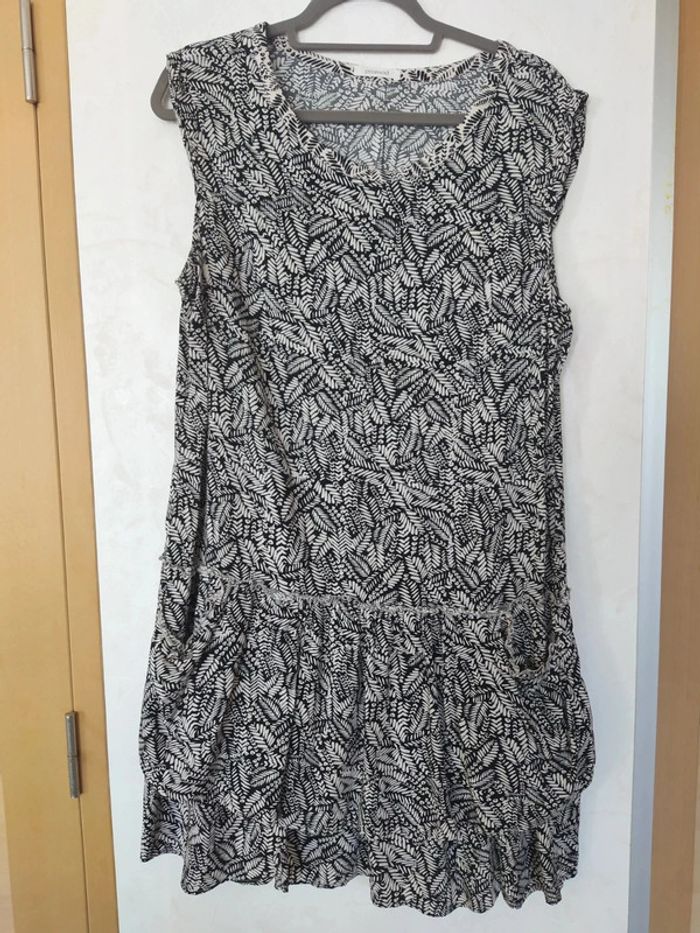 Robe fluide imprimé beige et noir volant