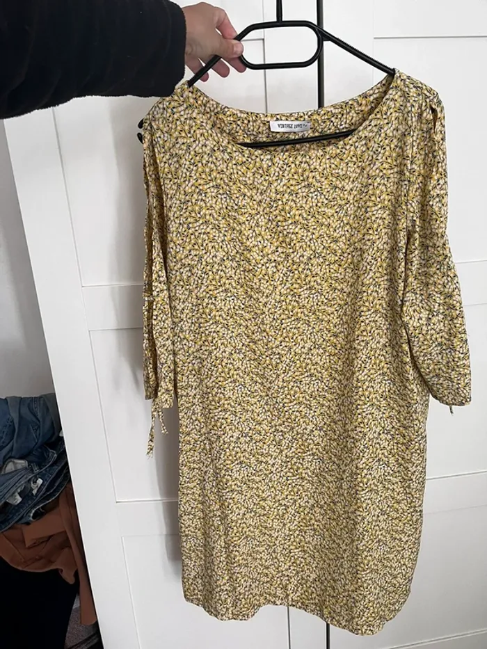 Robe jaune fleurs avec manches dénudées à lacets - photo numéro 6