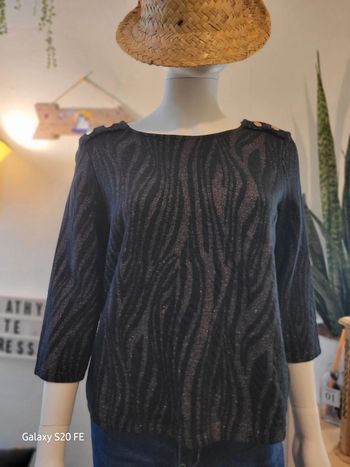 Petit pull noir doré