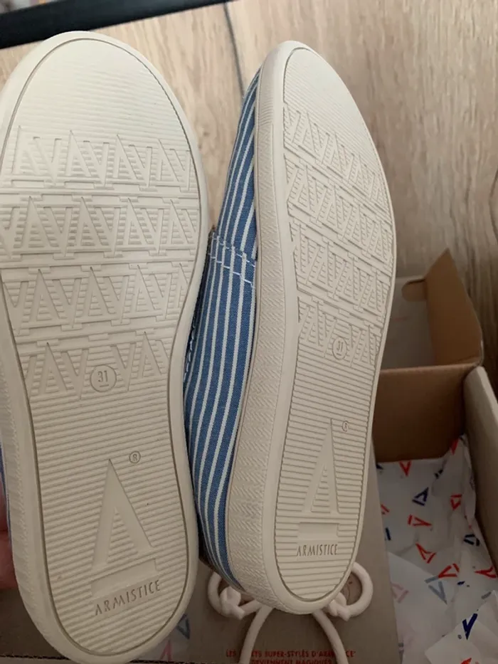 Jolies baskets Armistice rayées pointure 31 neuves avec double paire de lacets - photo numéro 4