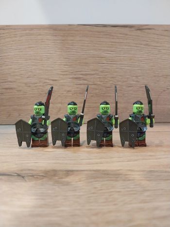 Figurines type lego 4 guerriers orcs seigneur des anneaux
