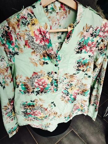 Chemise femme motif fleurie 
Taille 34