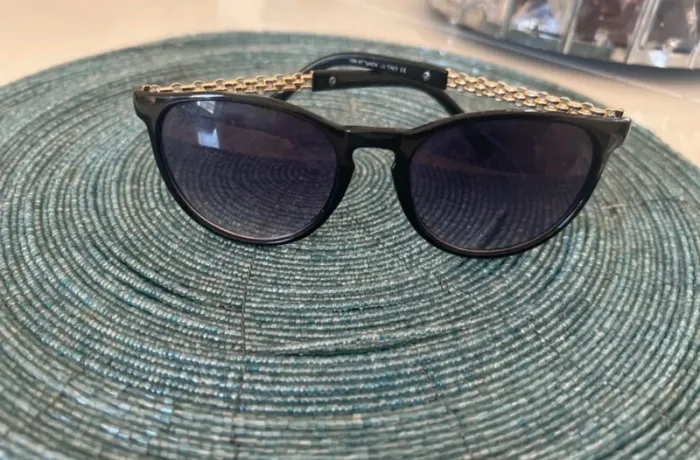 Lunettes de soleil, branche dorée femme Très bon état - photo numéro 5