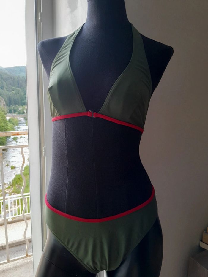 Ensemble maillot de bain taille 42 s'ouvre devant kaki et rouge