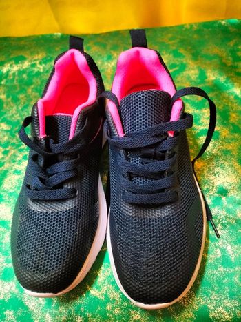 Baskets neuves roses et noires pointure 36/37