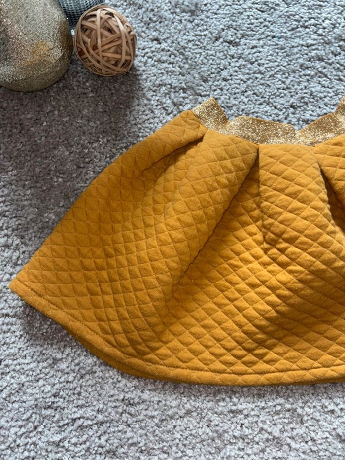 🌺Jupe effet matelassé jaune moutarde avec paillettes dorée Taille 4ans/104cm🌺 - photo numéro 3