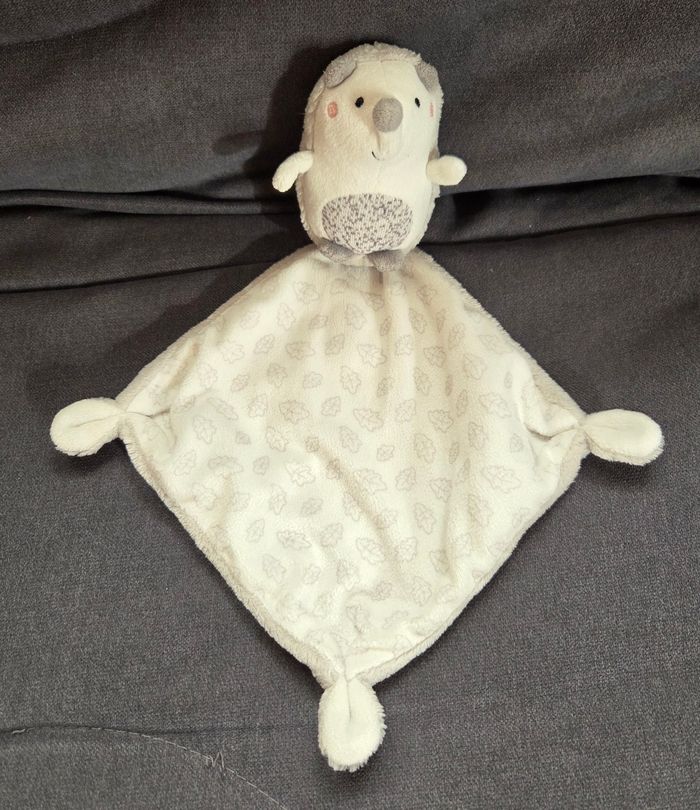 Doudou  Hérisson avec mouchoir blanc , gris - Feuilles - Pusblu