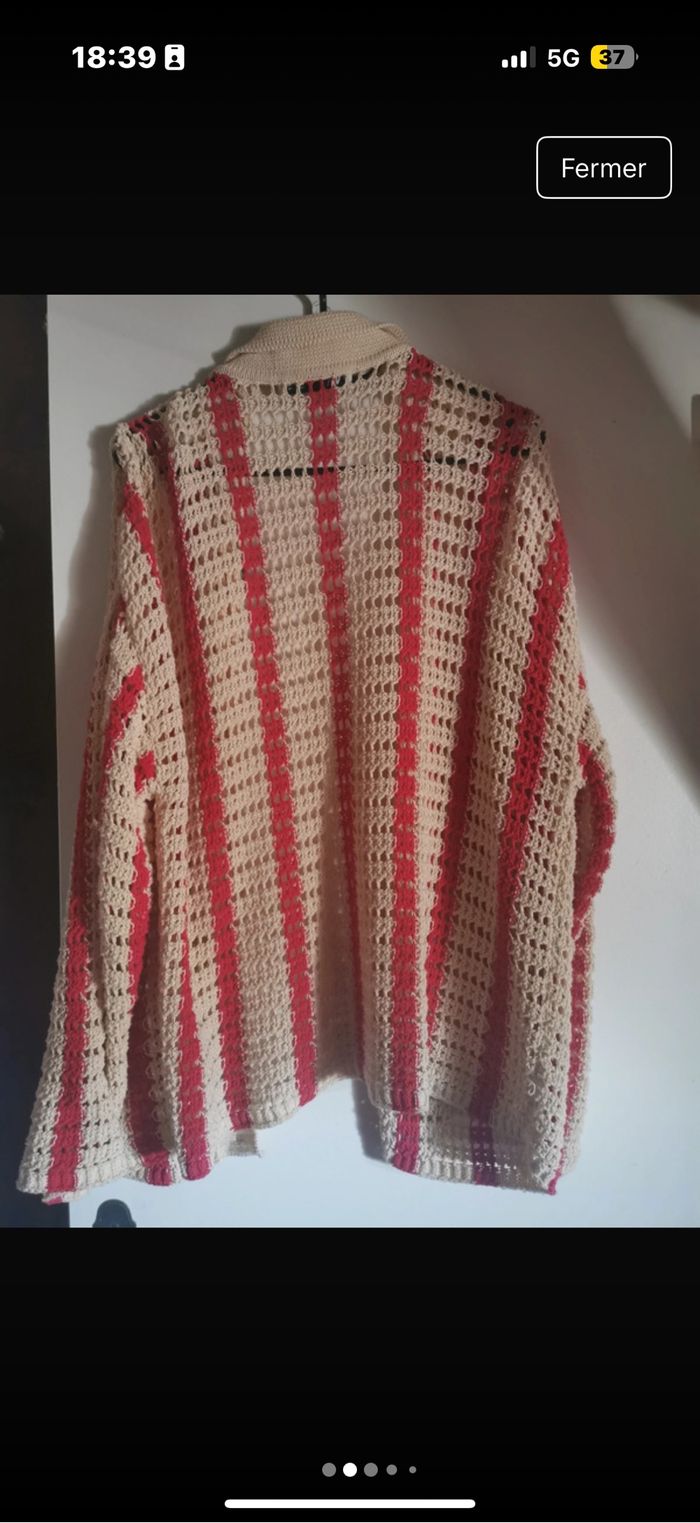 ensemble Zara composé d'un pull gilet et son short en maille de couleur beige et rouge. - photo numéro 4