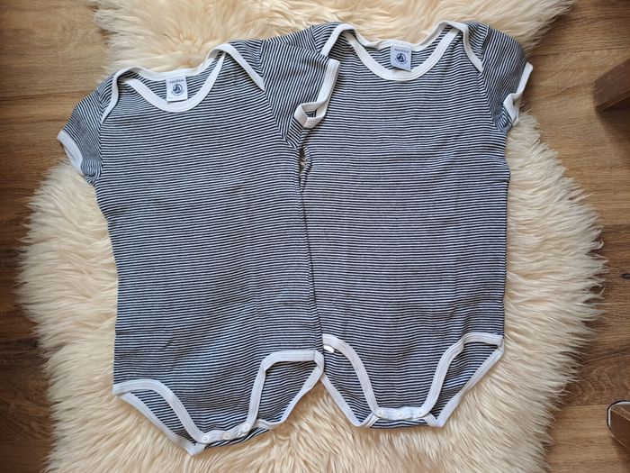 Lot de 4 bodies manches courtes Petit Bateau taille 4 ans - photo numéro 4