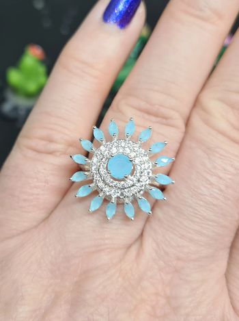 Magnifique Bague fantaisie argentée avec zirconiums et pierres bleues