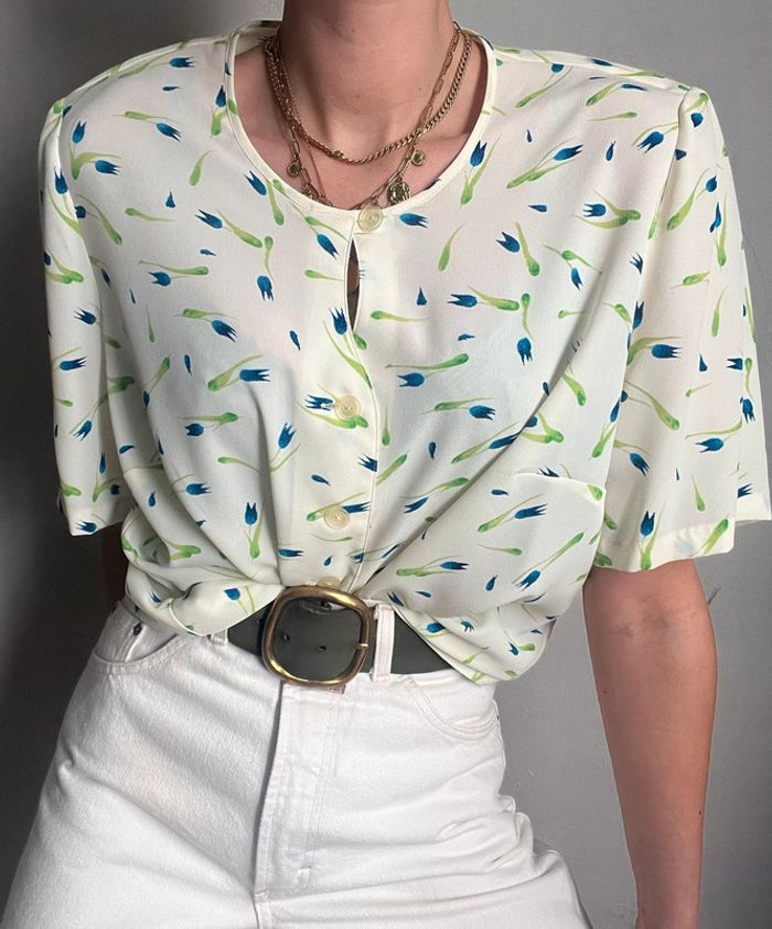 Chemise vintage et oversize blanc cassé avec motif fleur vert vif et bleu vif