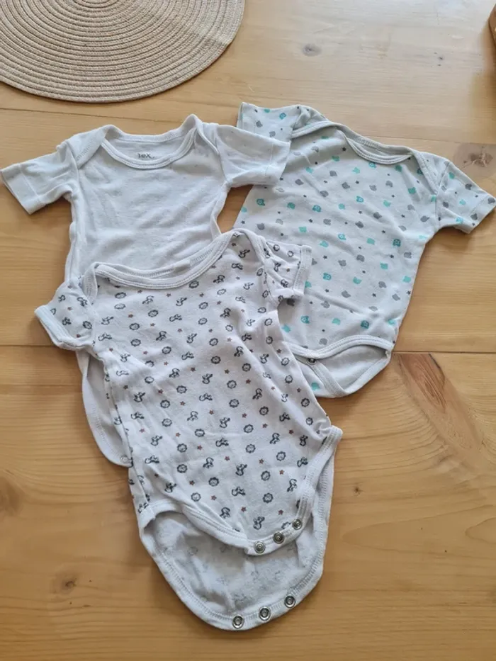 Lot bodies 3 mois