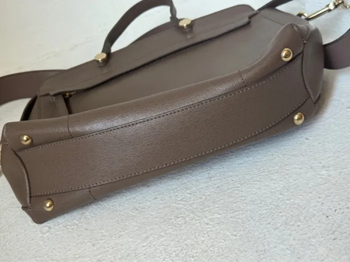 Sac Furla Cuir Taupe – Excellent État – Avec Bandoulière et Cadenas - photo numéro 5