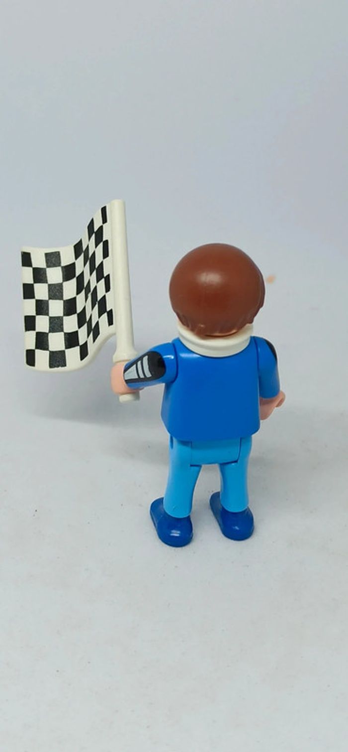 Enfant garçon habits bleus avec drapeau de course playmobil - photo numéro 2