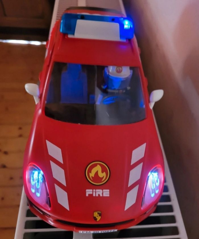 Superbe Porsche Mancan S Playmobil Pompiers 70277 complète, avec sirène, gyrophare et eclairages - photo numéro 8
