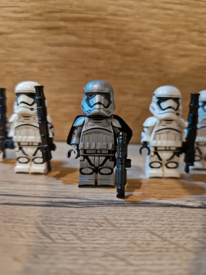 Figurines type lego Captain Phasma avec 4 stormtroopers star wars - photo numéro 2