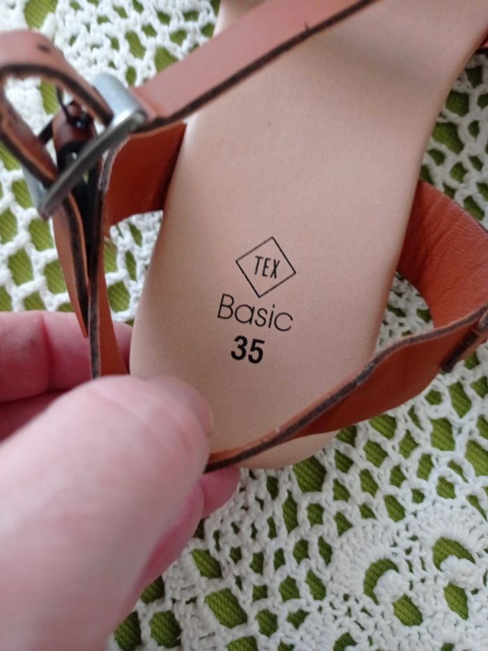 PAIRE DE SANDALES NEUVES TAILLE 35 - photo numéro 4