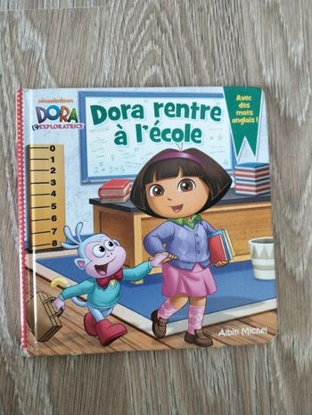 Dora rentre à l école.