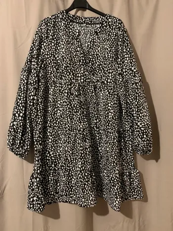 Robe à pois noire et blanche