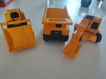 3 Camions Cat travaux enfants