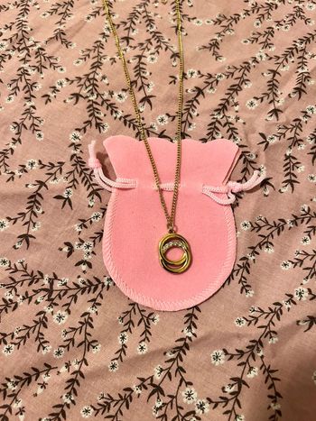 Collier pendentif anneaux entrelacées